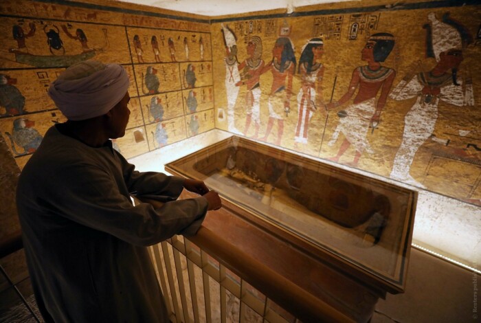 В гробнице Тутанхамона.