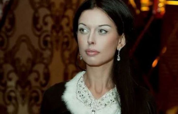 Супруга с аристократической фамилией.