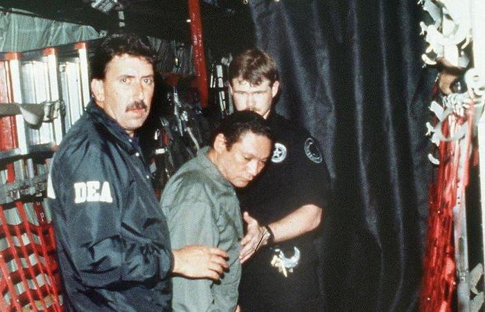 Арестованный Мануэль Норьега между оперативниками США. Арестованный Мануэль Норьега между оперативниками США.