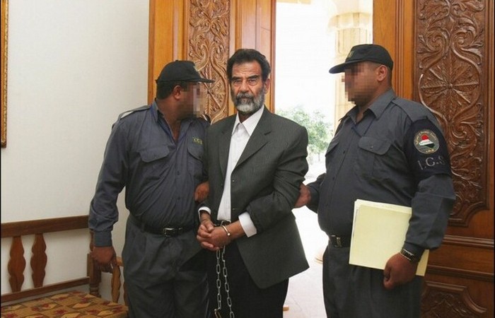 Саддам на суде после ареста. Саддам на суде после ареста.