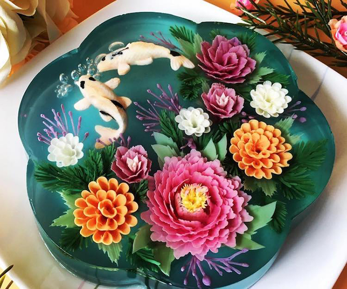 Цветы и золотые рыбки - традиционное украшение тортов от мастерицы Сью Хен Бун (Siew Heng Boon).