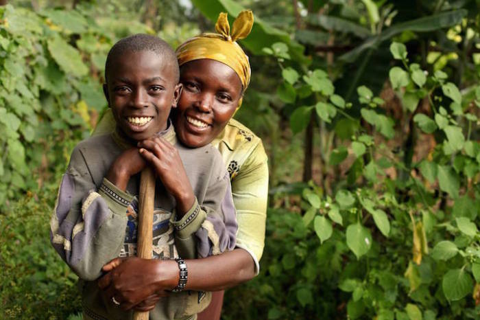 Esther Gathaku занимается посадкой деревьев и воспитывает приемного сына