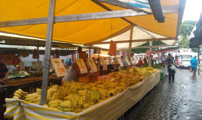 Разнообразие бананов на уличном рынке.
