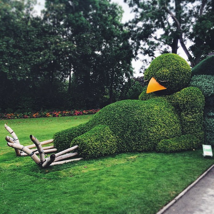 Спящий птенец: зеленая скульптура от Клода Понти (Claude Ponti)