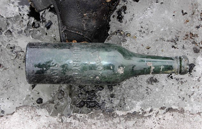 Бутылка, пролежавшая 75 лет рядом с телами.