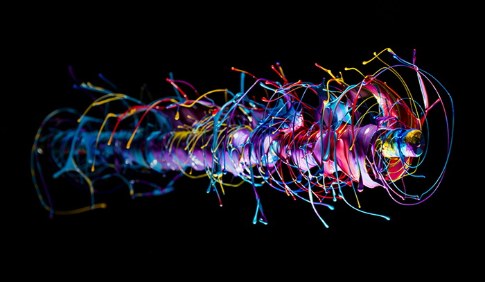 В новом фотоэксперименте Фабиан Оэфнер наносит акриловые краски на металлический стержень, прикрепленный к сверлу