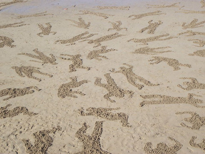 Проект The Fallen: 9000 силуэтов на песке на пляже Арроманш (Франция)