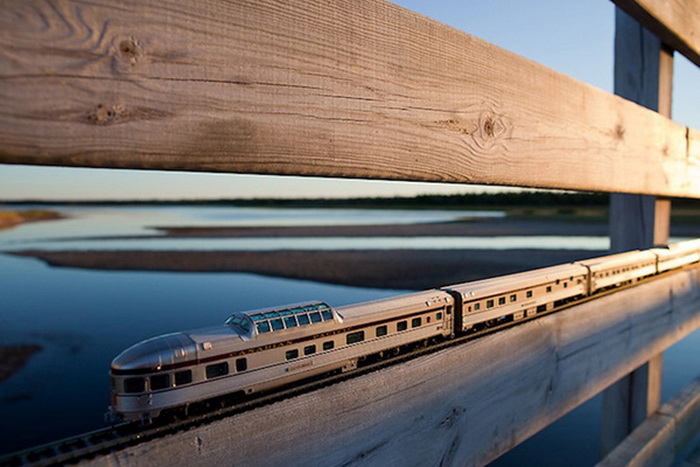 Игрушечный поезд путешествует по Канаде. Фотопроект Джеффа Фрисена