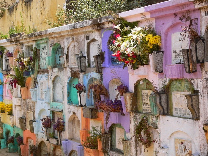 Красочные могилы на кладбище в Гватемале