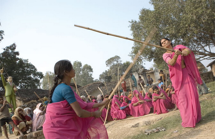 Женское объединение Gulabi Gang в Индии