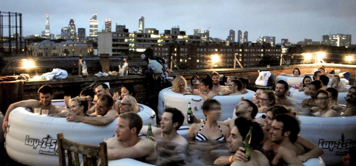 Необычный лондонский кинотеатр Hot Tub Cinema: проектор и теплая ванна на крыше многоэтажки
