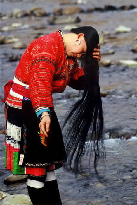Длинноволосые девушки из деревни Хуанло (Китай)