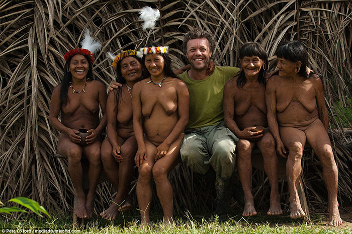 Пит Оксфорд с индейцами из племени ваорани