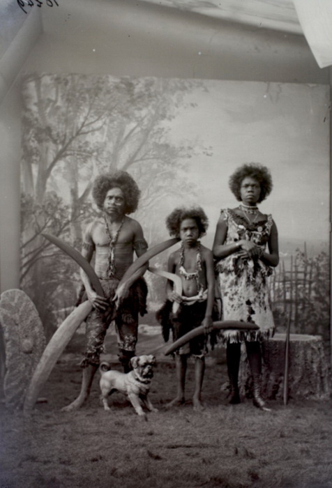 Семья коренных австралийцев, проживающих в человеческом зоопарке