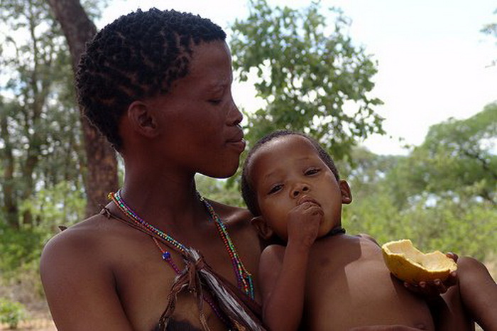 Женщина с ребенком из племени кунг