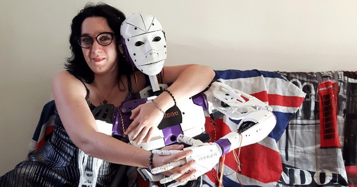 Роман с роботом: француженка распечатала себе возлюбленного на 3D-принтере