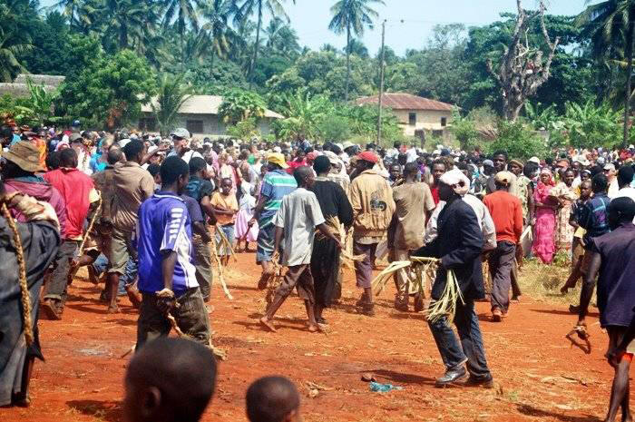 Мвака Когва: борьба банановыми стеблями среди мужчин