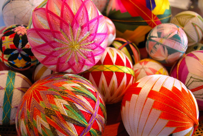 Новогодние подарки: шары тэмари от летней японской мастерицы