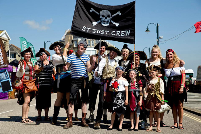 Фестиваль пиратов в городке Пензанс (Корнуолл, Англия).