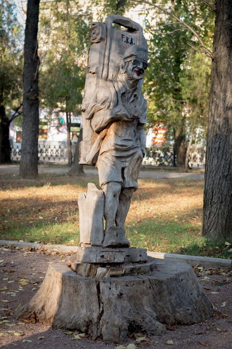 Деревянные скульптуры на улицах Симферополя