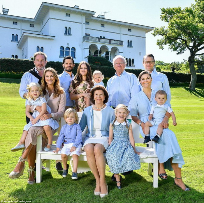 Королевская семья Швеции в летней резиденции Solliden.