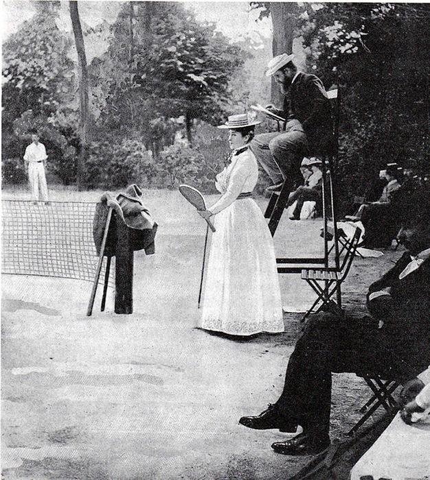 Теннисистки выходили на корт в длинных платьях и в шляпках.