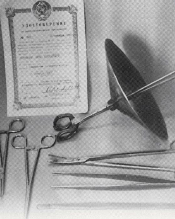 Медицинские инструменты для проведения операции.
