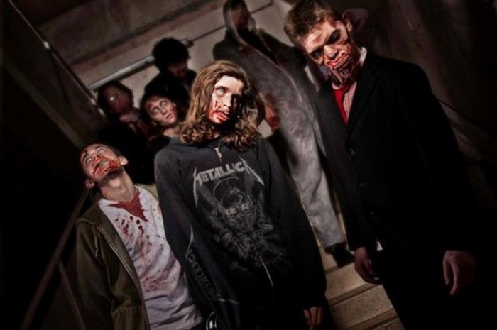Зомби в британском торговом центре (Zombie Shopping Mall)