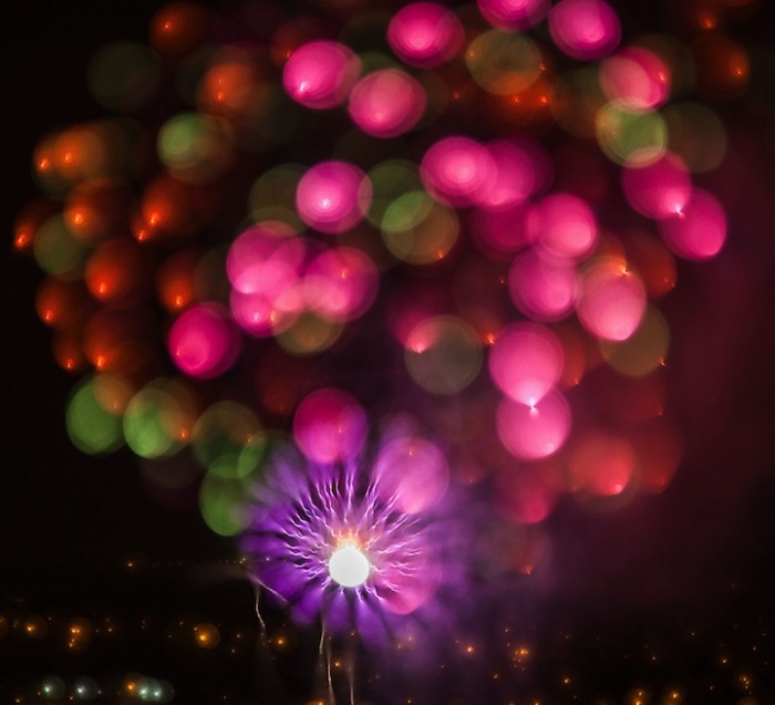 Огненные цветы фейерверков на фотографиях Алана Сэйлера