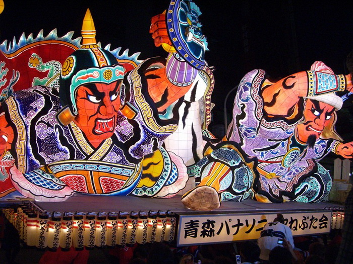 Светящиеся фонари на японском фестивале Аомори Небута