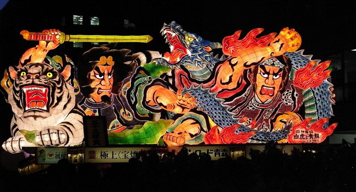 Светящиеся фонари на японском фестивале Аомори Небута