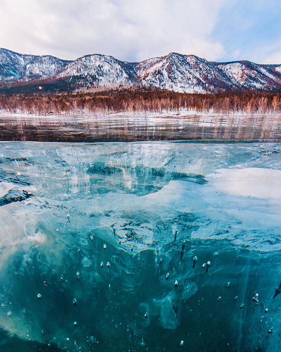 Замерзший Байкал - живописная туристическая достопримечательность