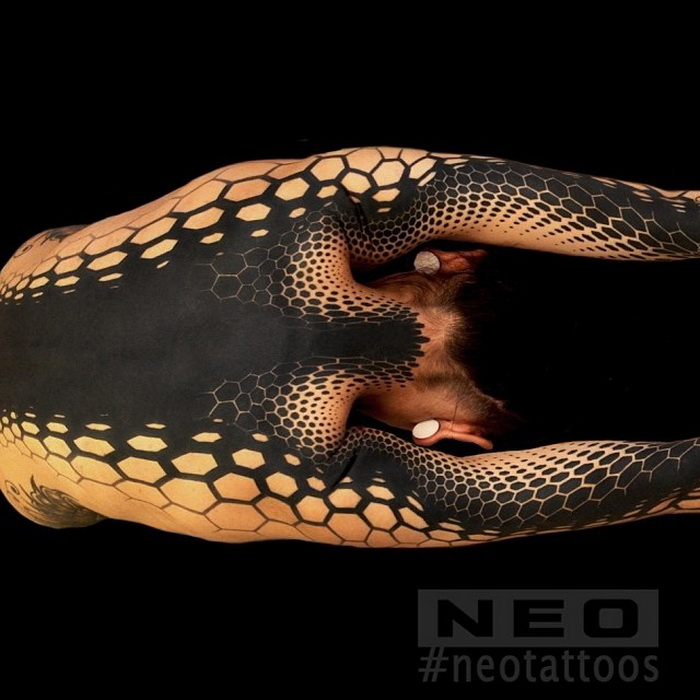 Татуировка, напоминающая змеиную кожу