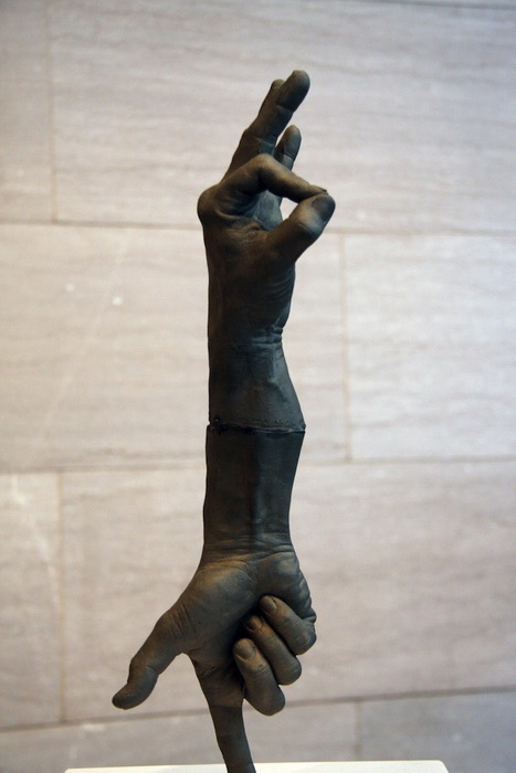 15 пар рук: инсталляция от Брюса Наумана