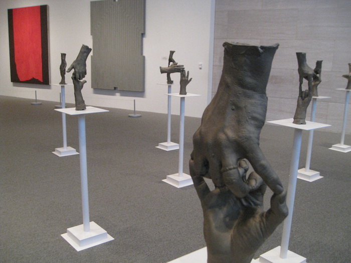 15 пар рук: инсталляция от Брюса Наумана