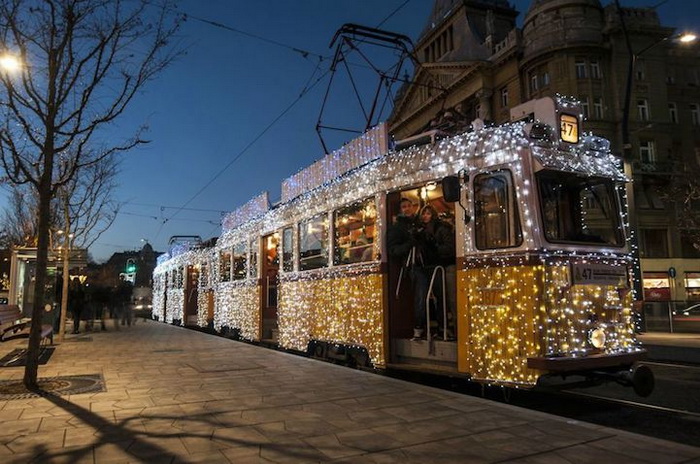 Рождественские трамваи на улицах Будапешта