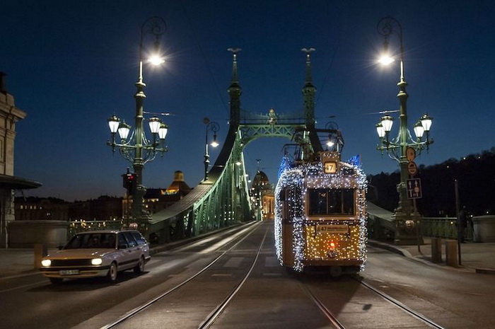 Рождественские трамваи на улицах Будапешта