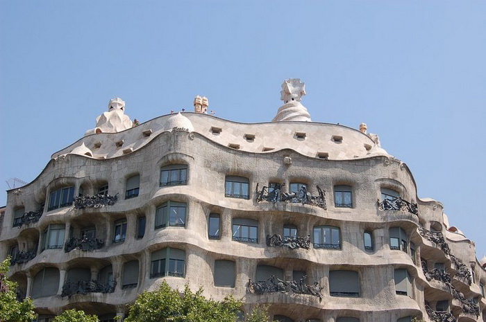 Дом Каса Мила, построенный архитектором Антонио Гауди (Барселона)