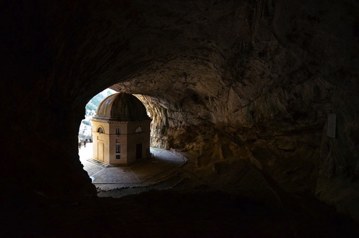 Храм Валадье в пещере Святого пристанища