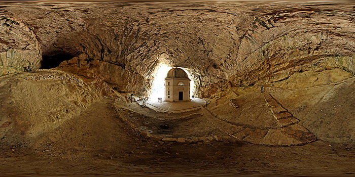 Храм построен в 19 веке, но паломники приходили в пещеру с 10 века