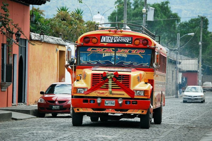 Красочные автобусы на гватемальских дорогах