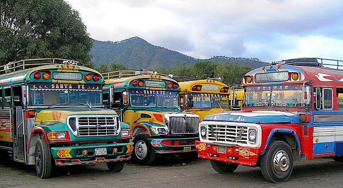 Красочные автобусы на гватемальских дорогах