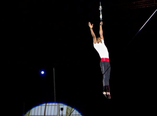 Воздушный гимнаст Каро-Кристофер Казунг под куполом цирка. Фото: Tuxboard.com