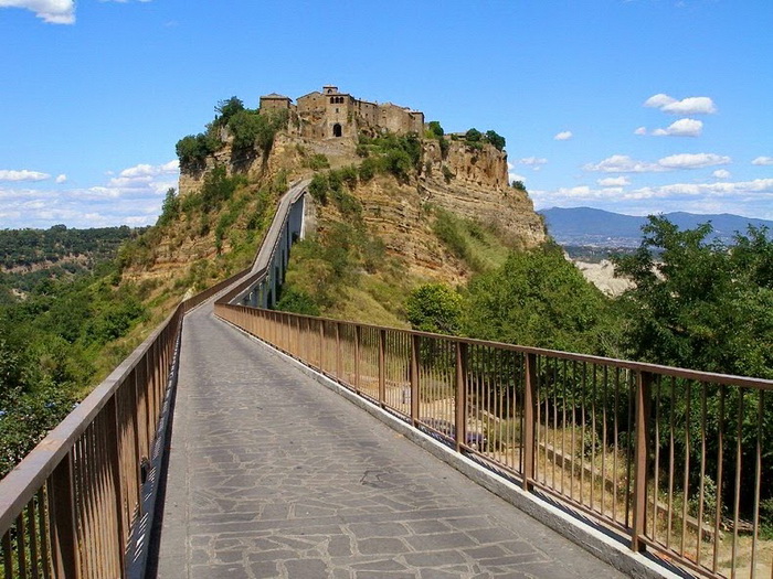 Пешеходный мост, соединяющий Чивита и Баньореджо