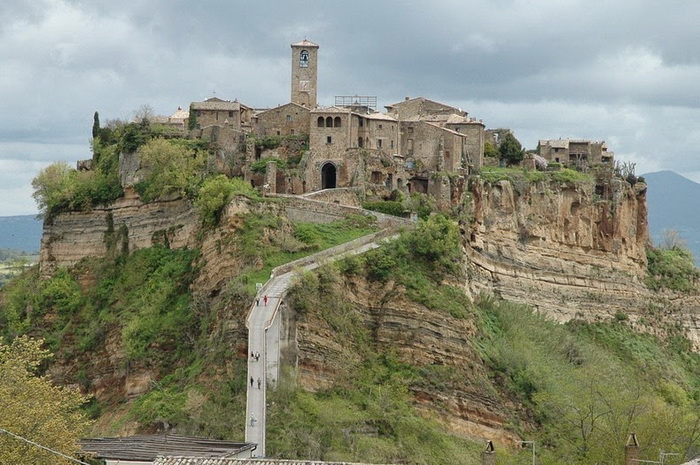 Средневековый итальянский город Чивита ди Баньореджо