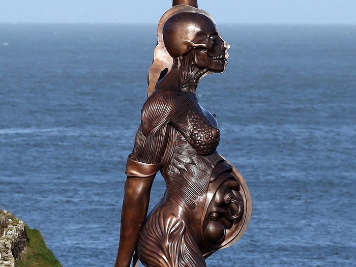 Новая работа Дэмьена Херста - гигантская скульптура обнаженной женщины