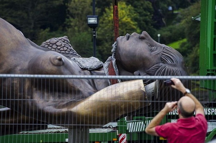 Новая работа Дэмьена Херста - гигантская скульптура обнаженной женщины