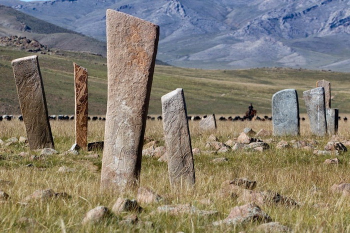 Каменные стелы в монгольских степях