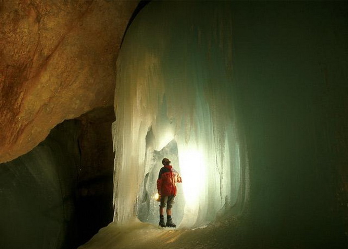 The Eisriesenwelt - крупнейшая ледяная пещера