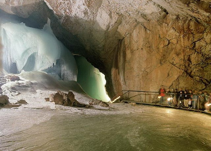 The Eisriesenwelt - крупнейшая ледяная пещера